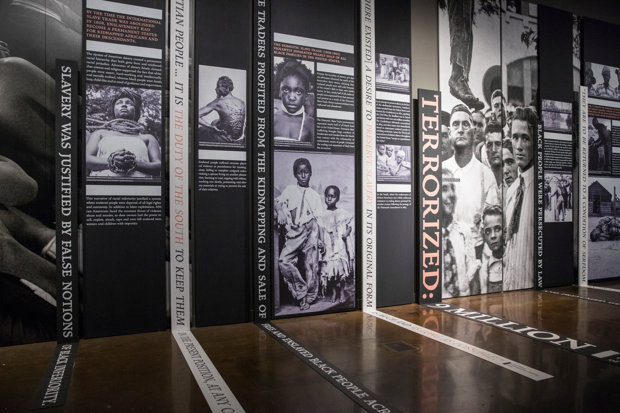 En mémoire aux 4 400 Afro-Américains morts lynchés entre 1877 et 1950, un Mémorial voit le jour dans l'Alabama ! Par Pauline M. (+Vidéo sur Bidfoly.com)                          Merlin_137214261_4bd2f876-1f64-4c61-803f-7cfbb58ac4a9-superJumbo
