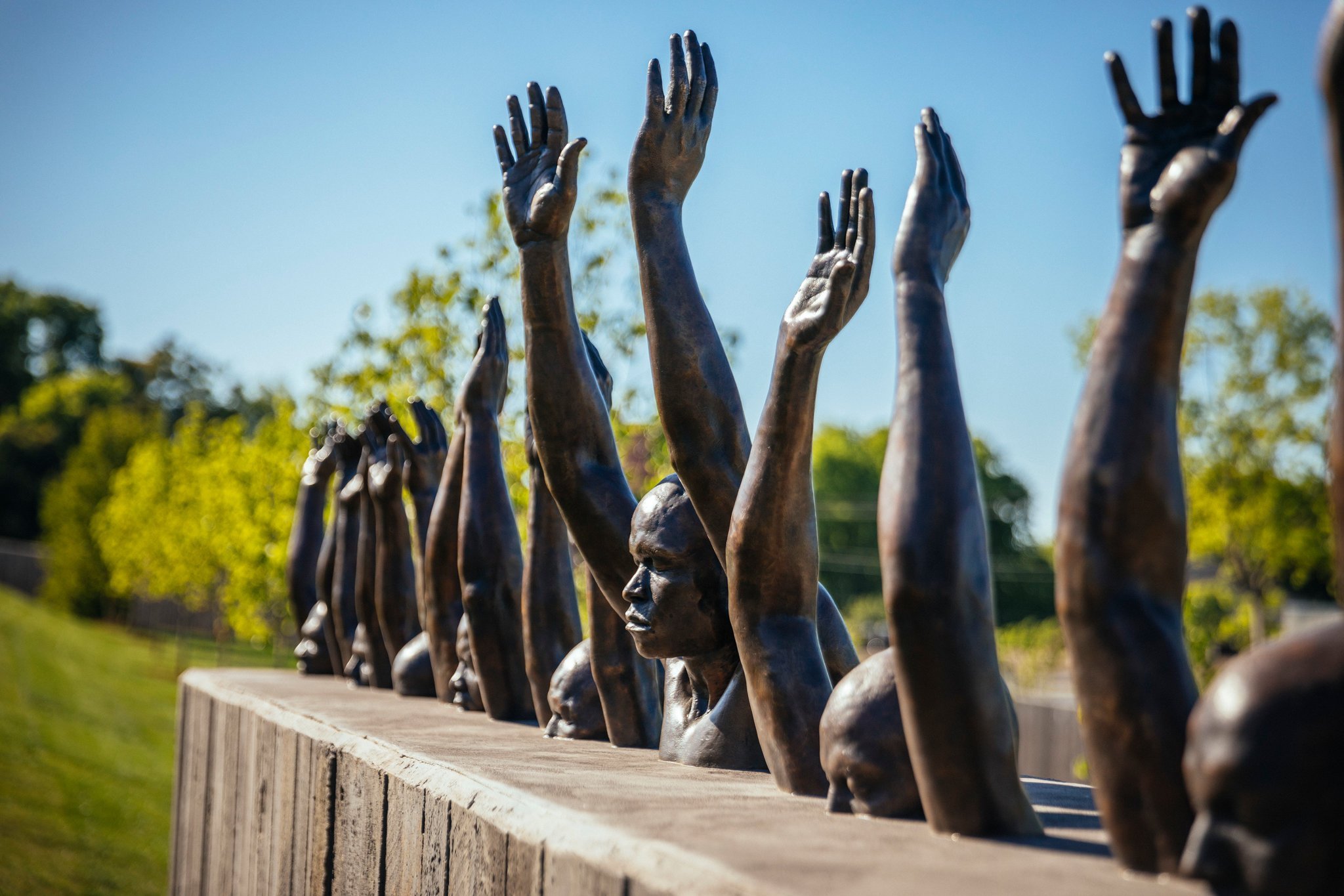 En mémoire aux 4 400 Afro-Américains morts lynchés entre 1877 et 1950, un Mémorial voit le jour dans l'Alabama ! Par Pauline M. (+Vidéo sur Bidfoly.com)                          Merlin_137214450_b848ae24-7352-42fb-8abe-ead707ca2462-superJumbo