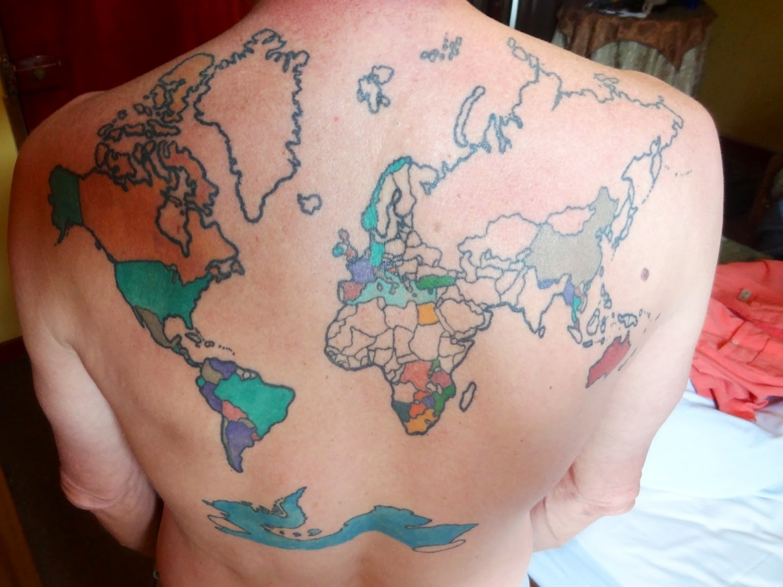 Il Se Fait Tatouer Une Carte Du Monde Dans Son Dos Et La