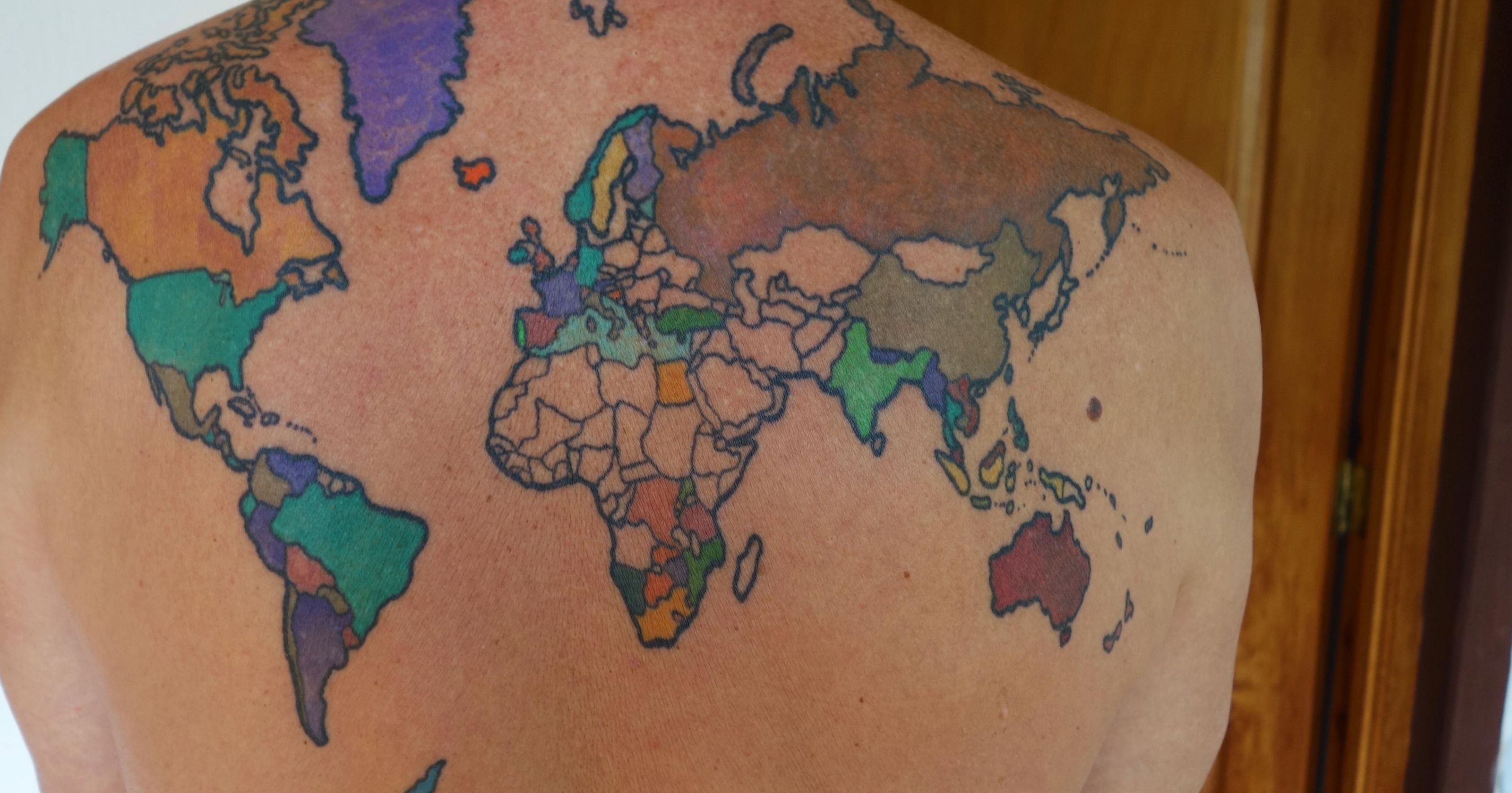 Il Se Fait Tatouer Une Carte Du Monde Dans Son Dos Et La