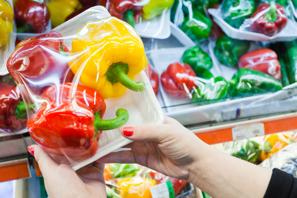 Contre le surplus de plastiques inutiles, passez à la « plastic attack » dans les supermarchés partir du 2 juin  ! Par Hugo N.                   Shutterstock_186551558