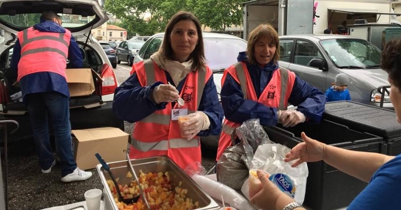 Évitant le gaspillage, l'hôpital de Montpellier offre tous les repas non-distribués à ses patients aux Restos du Coeur ! Par Hugo N.                   Coverz4