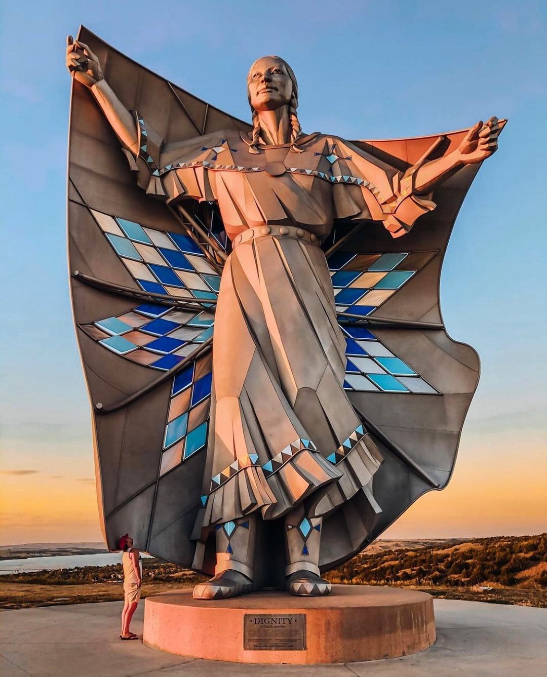 Cette sculpture de 15 mètres de haut rend hommage aux femmes ...