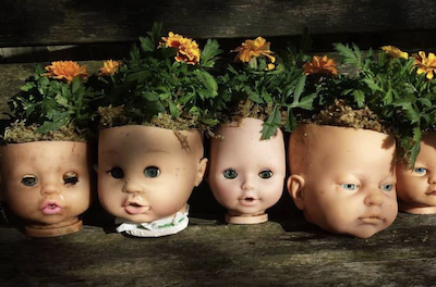 Transformer les têtes de poupées en jardinières, la tendance déco macabre  qui cartonne