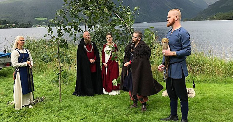 Un mariage viking célébré pour la première fois depuis 1000 ans en Norvège VikingCOUV2