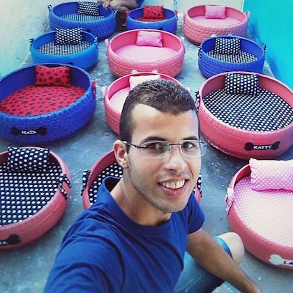 Il récupère des pneus usés afin de les transformer en paniers colorés pour les animaux de compagnie Young-Brazilian-is-turning-old-tires-into-beds-for-animals-and-the-environment-is-grateful-5c5a286772f87__700
