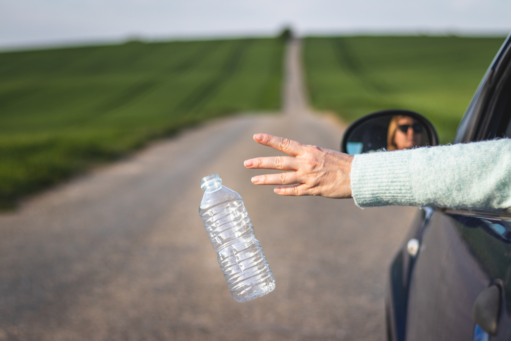 Plus d'un Français sur quatre avoue jeter ses déchets par la fenêtre de sa  voiture