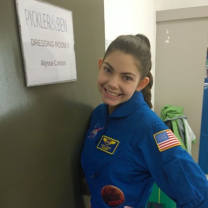 À 17 ans, elle a été choisie par la NASA pour être la première humaine à fouler le sol sur Mars !  BhKX0B2Hm-q-png__700