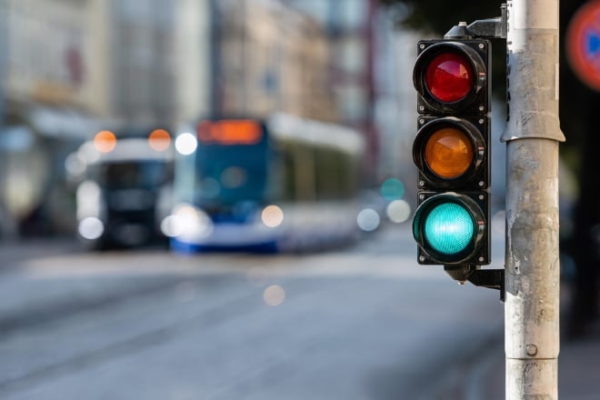 Pourquoi les feux tricolores sont-ils vert, orange et rouge ?