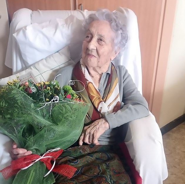 covid - À 113 ans, cette femme est la personne la plus âgée du monde à guérir du Covid-19 Dame%201_2