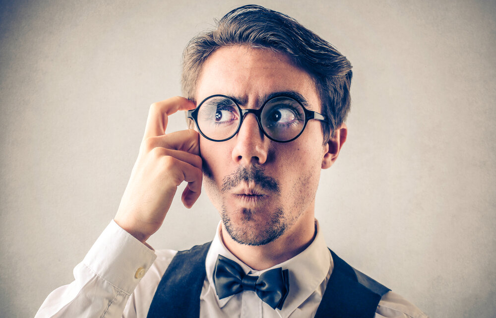 Человек вспоминает. Пожилой мужчина задумался. Девушка вспоминает. Проблемы с памятью. Невнимательный человек.