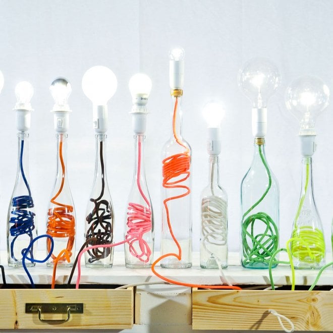 Transformez vos Vieilles Bouteilles en Lampes Grâce à Ces Bouchons LED.