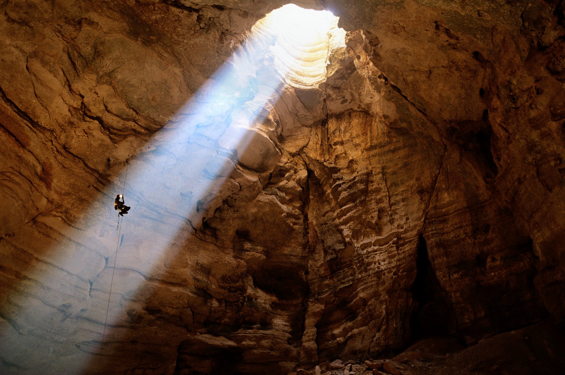 Интересные места в глубоком. Пещера Крубера-Воронья. Пещера Крубера в Абхазии. Пещера Крубера-Воронья в Абхазии. Самая глубокая пещера в мире Крубера-Воронья.
