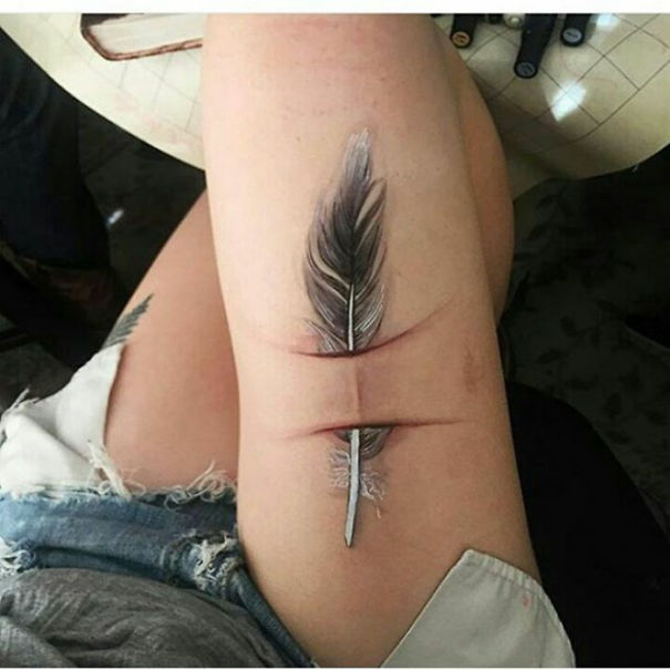 Jeune fille informelle tatouage artiste met un bandage avec