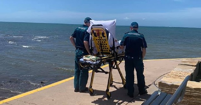 Des ambulanciers réalisent le dernier souhait d'un patient en l'amenant voir l'océan une dernière fois COVER%20queensland