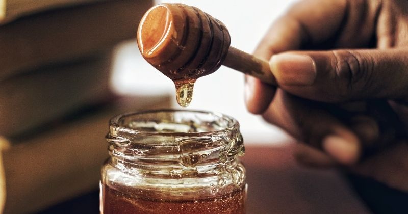 Le miel : allié naturel pour prendre soin de vos cheveux