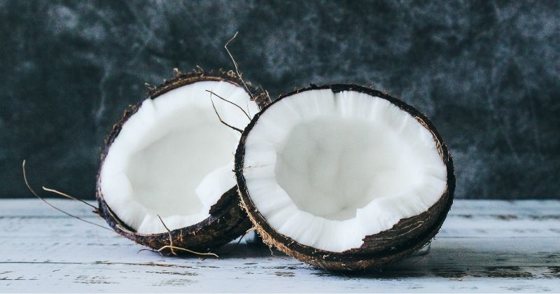 Masque maison à la noix de coco pour les cheveux lisses