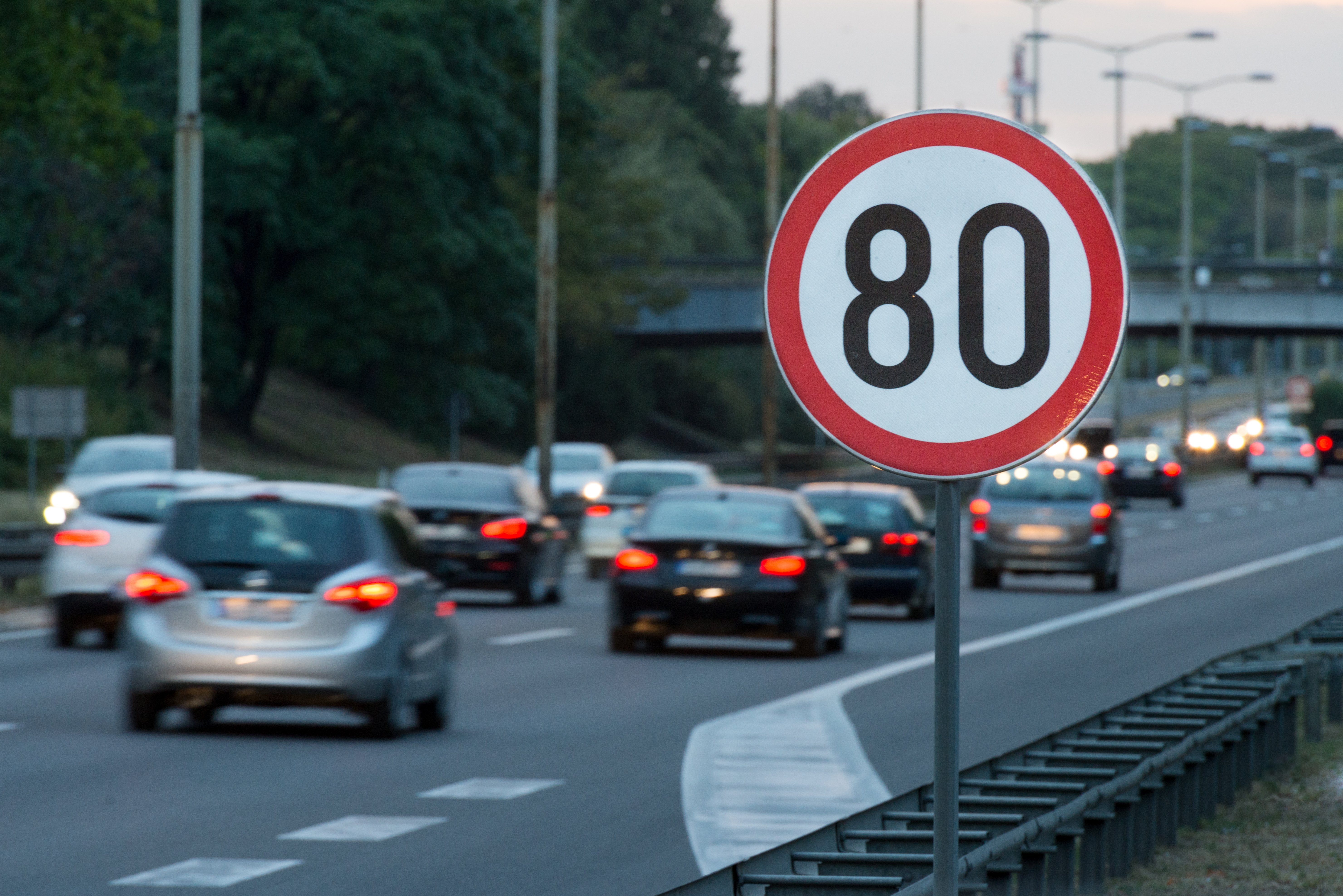 Знаки ограничения скорости действуют до перекрестка. Ограничение скорости на дороге. Знаки на дороге. Ограничение максимальной скорости. Дорожные знаки скорости.