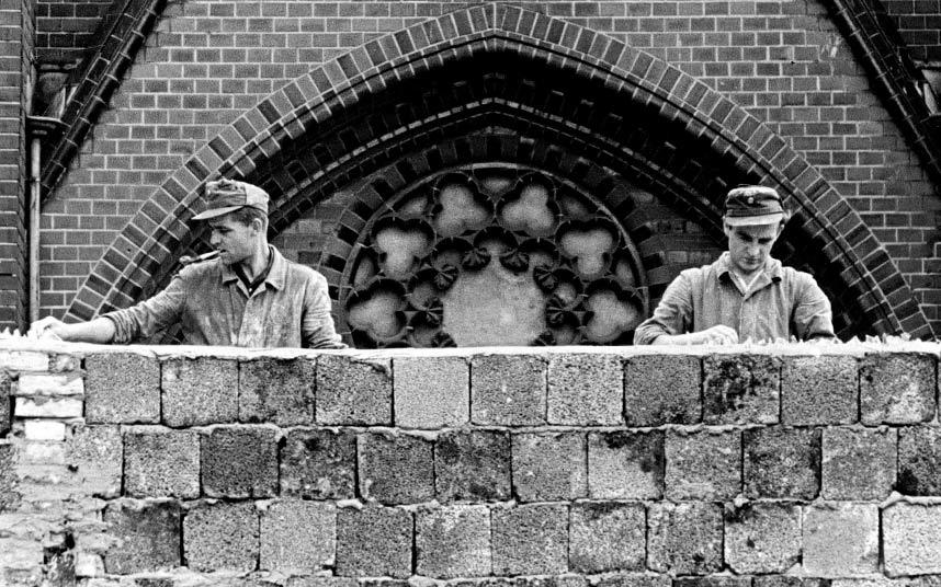 Le mur de Berlin, dont la construction a débuté dans la nuit du 12 au 13 août 1961, a été érigé par la RDA (République démocratique allemande) pour tenter d'endiguer l'exode massif de ses habitants vers le voisin de la RFA (République fédérale allemande).