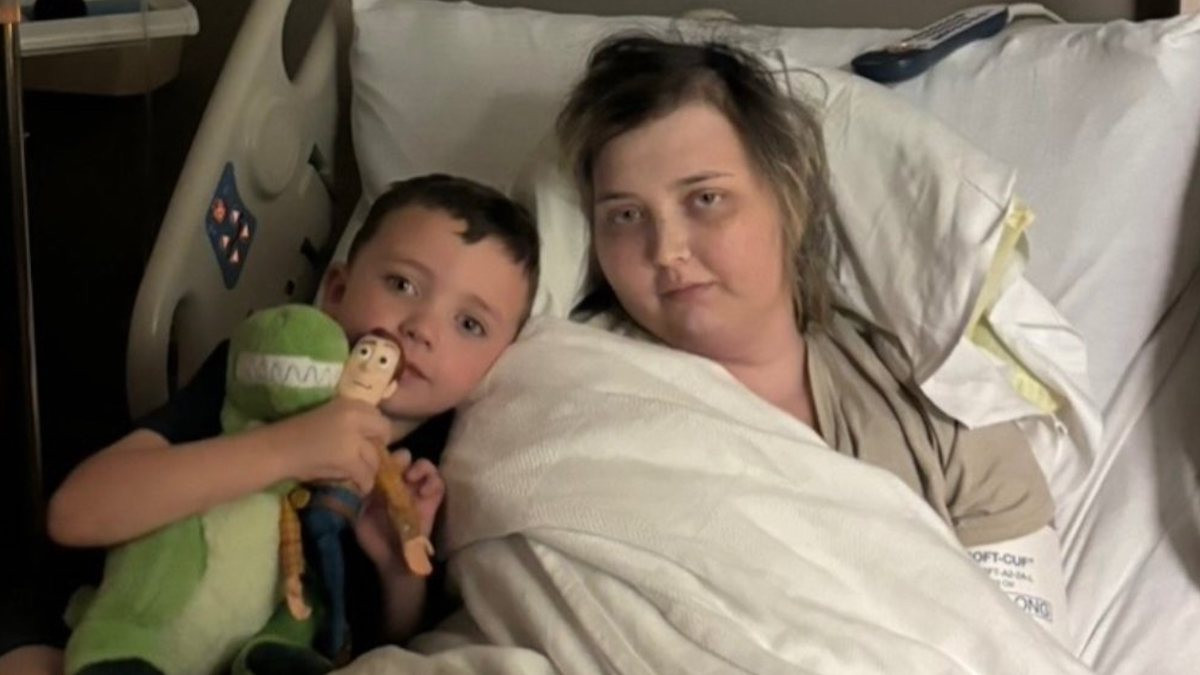 Ruinée et atteinte d'un cancer incurable à 28 ans, elle lance une cagnotte pour payer ses funérailles et mettre ses enfants à l'abri 