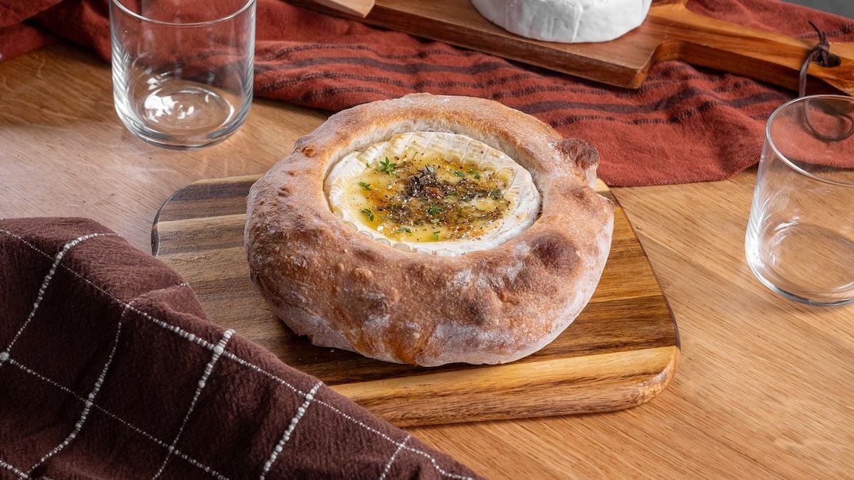 Ce fromage fondu dans une pâte à pizza est à partager de toute urgence !