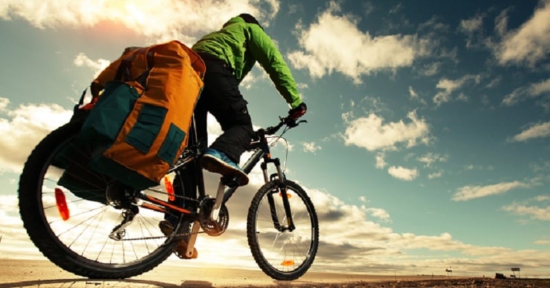 Il décide de parcourir 12 000 km à vélo en traversant le continent africain du Nord au Sud