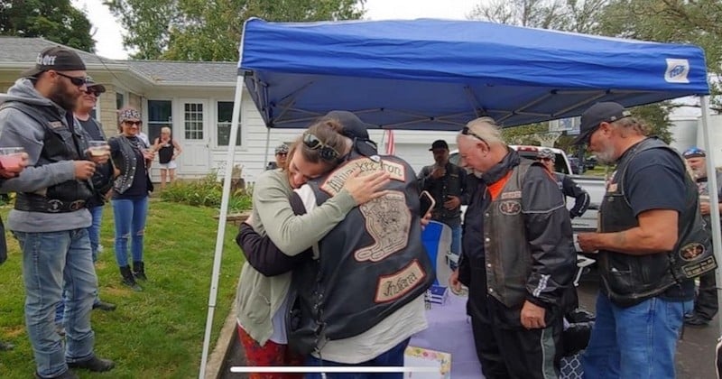 Une femme sauve un groupe de bikers : ils arrivent en nombre au stand de limonade de sa fille pour la remercier