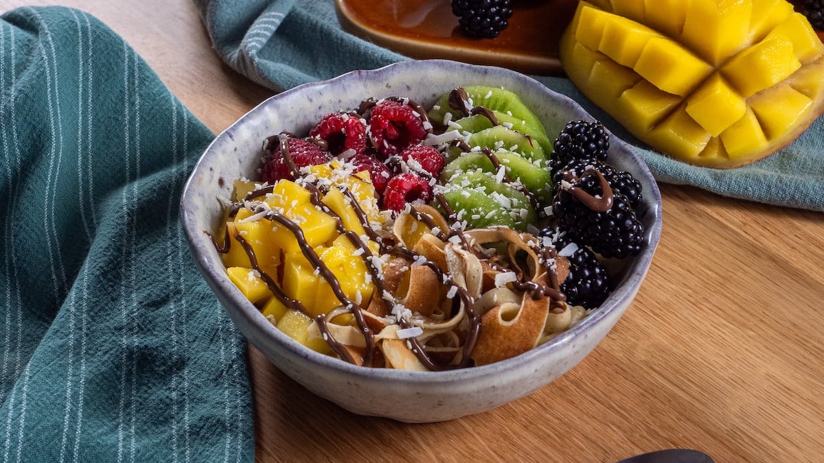 Bowl de spaghettis de crêpes aux fruits