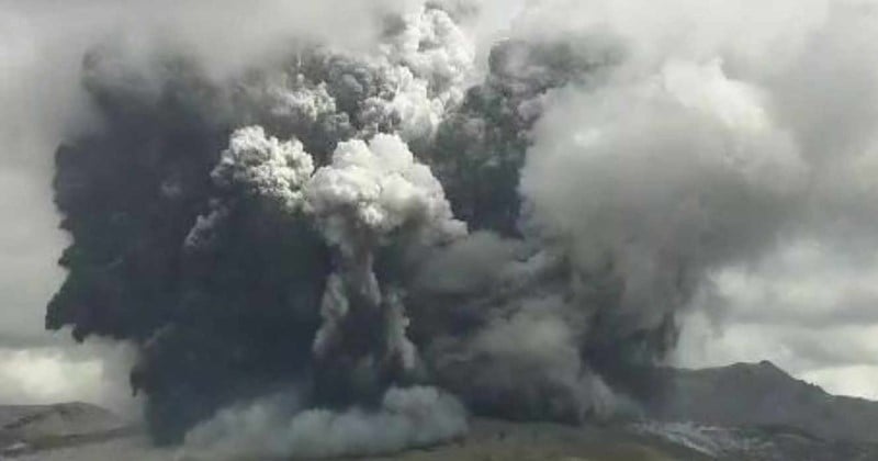Japon : les images spectaculaires de l'éruption du volcan Aso