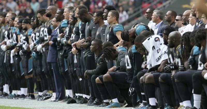 Les sportifs américains qui ploient le genou pendant l'hymne traités de « fils de pute » par Donald Trump