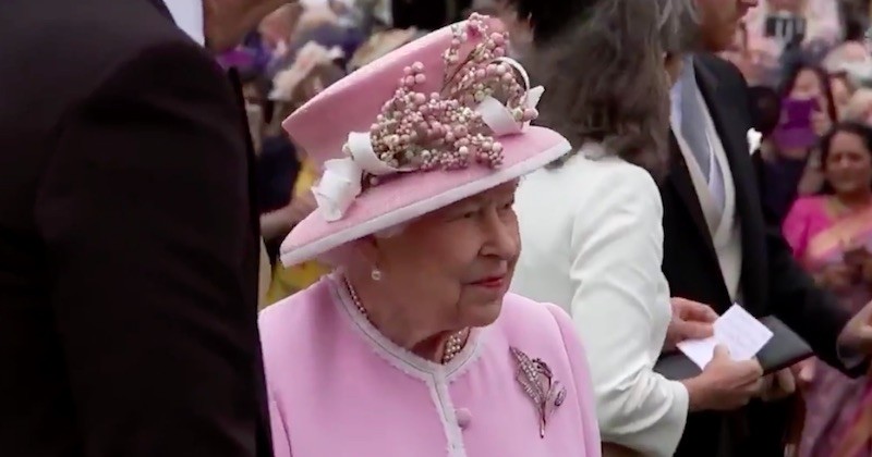 La reine Elizabeth abandonne désormais la fourrure de ses nouvelles garde-robes