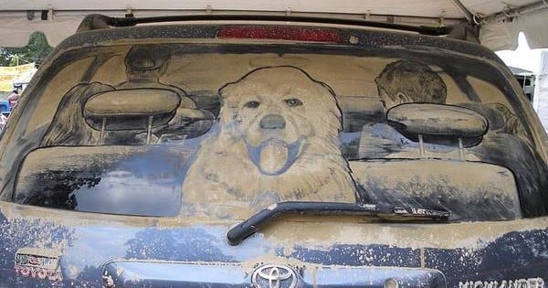 Cet homme fait de véritables œuvres d'art sur... des voitures poussiéreuses ! Incroyable !