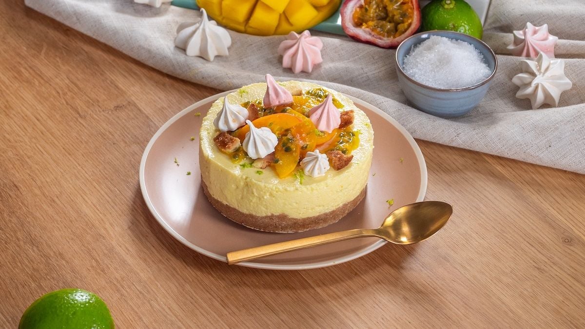 Cheesecake à la mangue, passion, citron vert et fleur de sel
