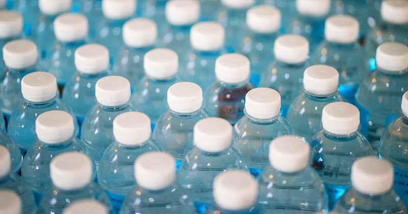 L'eau en bouteille est 3 500 fois plus nocive pour l'environnement que celle du robinet, selon une étude
