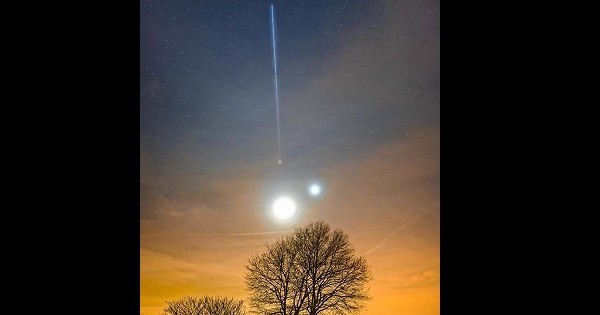Un Français prend ce cliché exceptionnel, sans trucage, avec la Lune, Mars, Vénus et la trajectoire de l'ISS dans le ciel... Époustouflant !