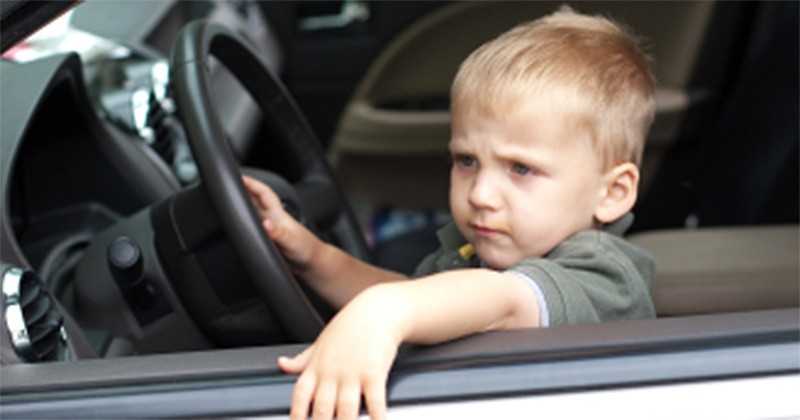 Un garçon de 8 ans apprend à conduire sur YouTube et prend la voiture de son père pour aller s'acheter un burger parce qu'il avait faim... alors que ses parents étaient en train de dormir !