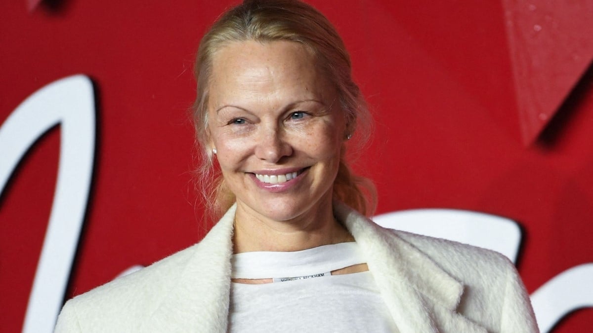 Pamela Anderson prône le naturel et se montre sans maquillage aux British Fashion Awards