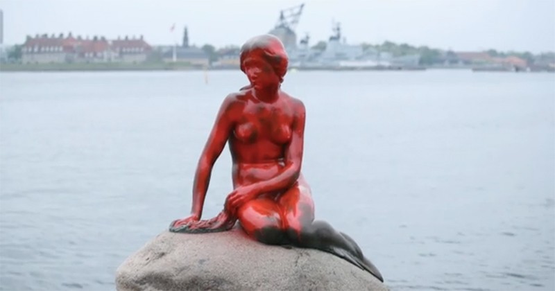 	  La Petite Sirène de Copenhague ensanglantée pour dénoncer le massacre des baleines !