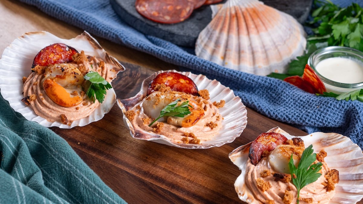 Sublimez les noix de Saint-Jacques avec cette recette à la mousse de chorizo et pain d'épices grillé !