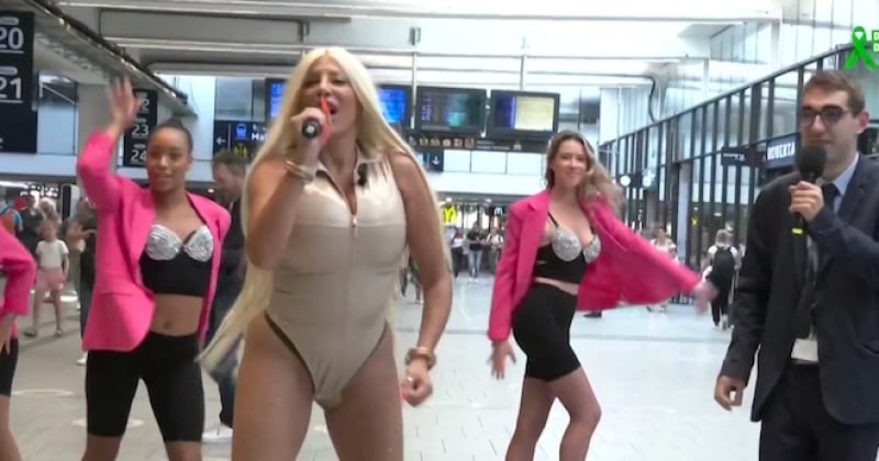 En string doré, Afida Turner se lance dans un show endiablé, devant les usagers interloqués de la gare Montparnasse