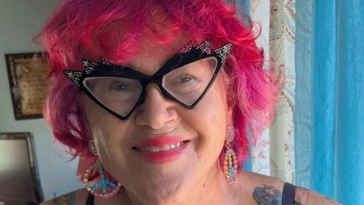 Cette femme de 65 ans, recouverte à 85% de tatouages, fait peur aux passants avec son look  