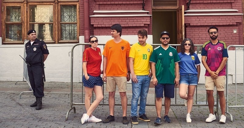 Avec six maillots de foot, des militants posent aux couleurs du drapeau LGBTQ interdit en Russie