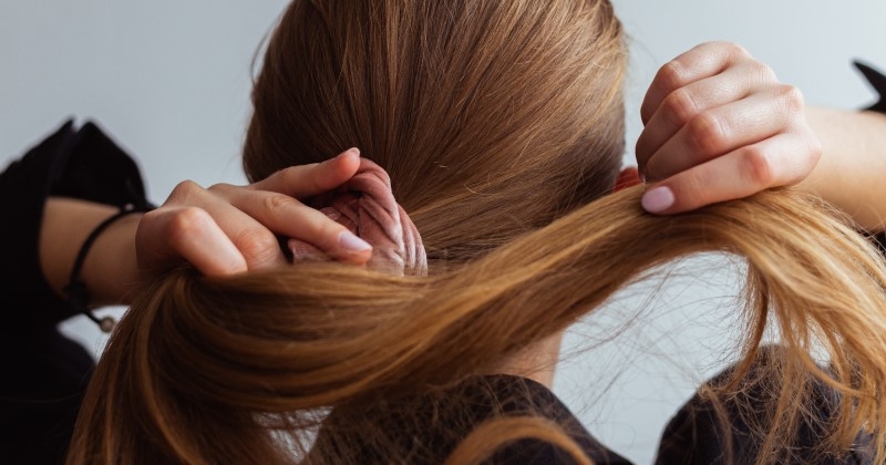 Coiffure de fêtes : comment avoir du volume pour une belle queue de cheval ?