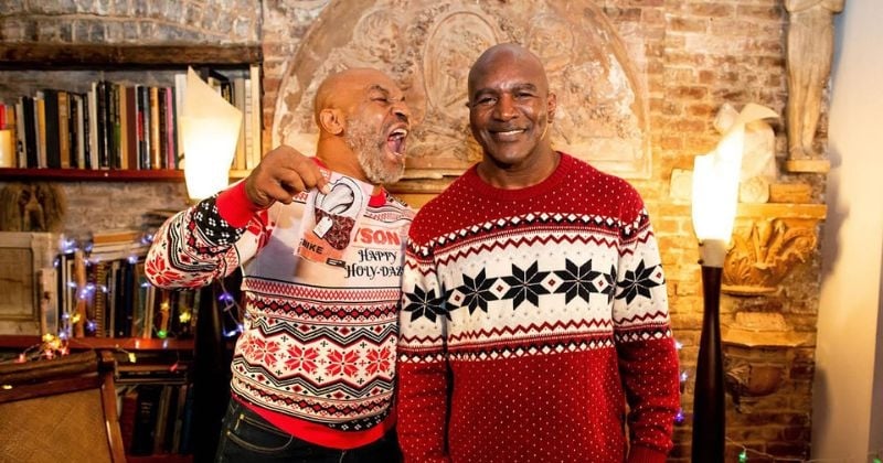 25 ans après leur combat mythique, Mike Tyson et Evender Holyfield lancent des bonbons en forme... d'oreille coupée