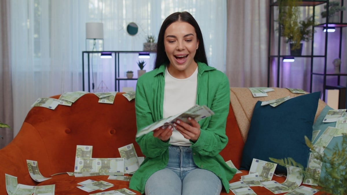 Elle gagne 100 dollars à la loterie, les remet en jeu... et remporte le jackpot !