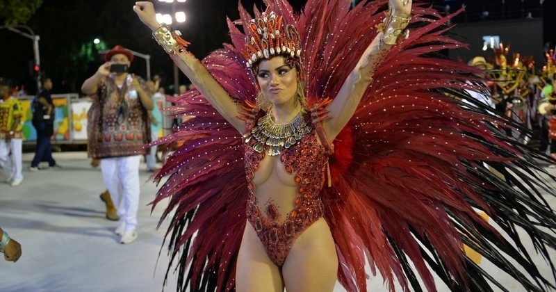 30 photos hautes en couleurs et festivités du carnaval de Rio qui vient de s'achever, preuve que c'est à faire au moins une fois dans sa vie