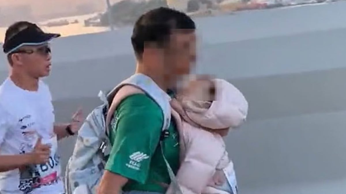 Il court un marathon avec un bébé attaché sur le torse, la vidéo retourne le coeur des internautes