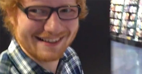 Ed Sheeran a surpris une fille en train de chanter dans un centre commercial, il a alors décidé de lui faire une belle surprise !