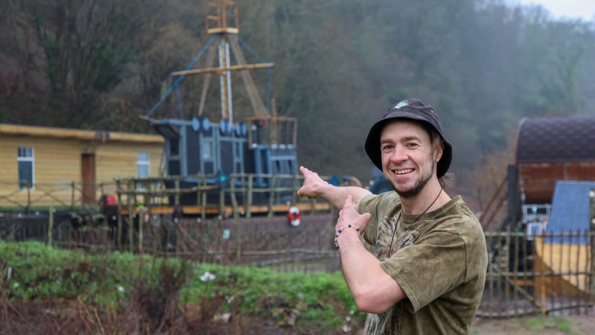 Le navire pirate The Daisy May construit par Sam Griffiss sur son terrain au bord de la Severn, à Bewdley, en Angleterre