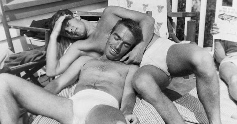 « Ils s'aiment » : ce livre regroupe des photos historiques de couples homosexuels en noir et blanc
